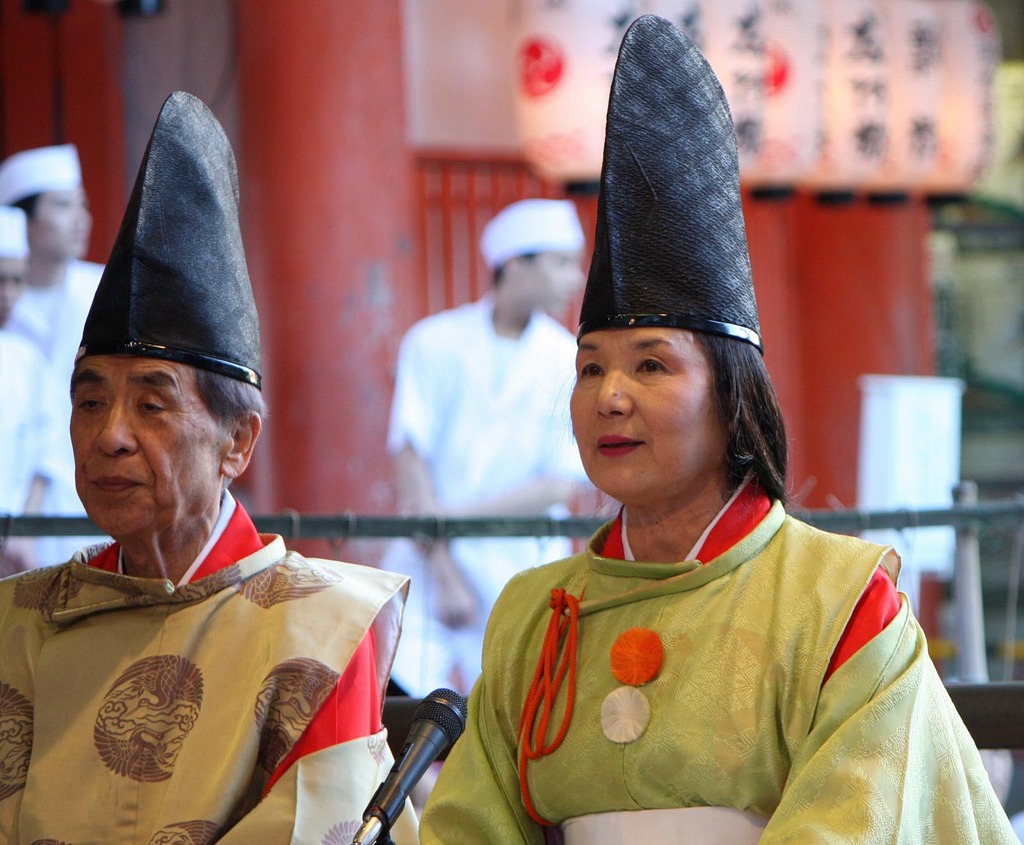 two people dressed as Shinto priests with Eboshi caps