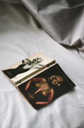 Marilyn Monroe covers on a book