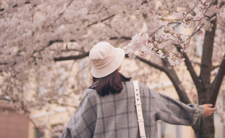 woman wearing a white bucket hat